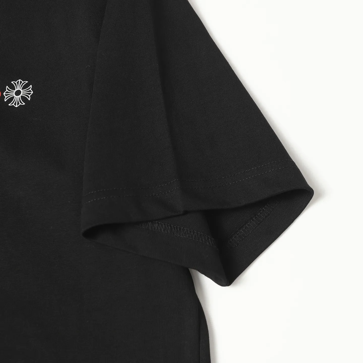 🅿️170 CHROME HEARTS/Chrome Heart CH Sanskrit printed short-sleeved T-shirt on the chest The fabric is made of 280g heavy combed cotton, customized with 32 count 1*1 threads. The garment is washed twice. The fabric is comfortable and skin-friendly without any strange feeling. Custom dyed fabric, with high textile density, good drape and not easy to deform. The thick texture and compact spinning process will not affect the breathability of the fabric. The saturation of the color is very high. Imported digital direct-injection printing technology. A versatile and good-looking short sleeve. The loose fit covers the flesh and makes you slim. Size: XS-L